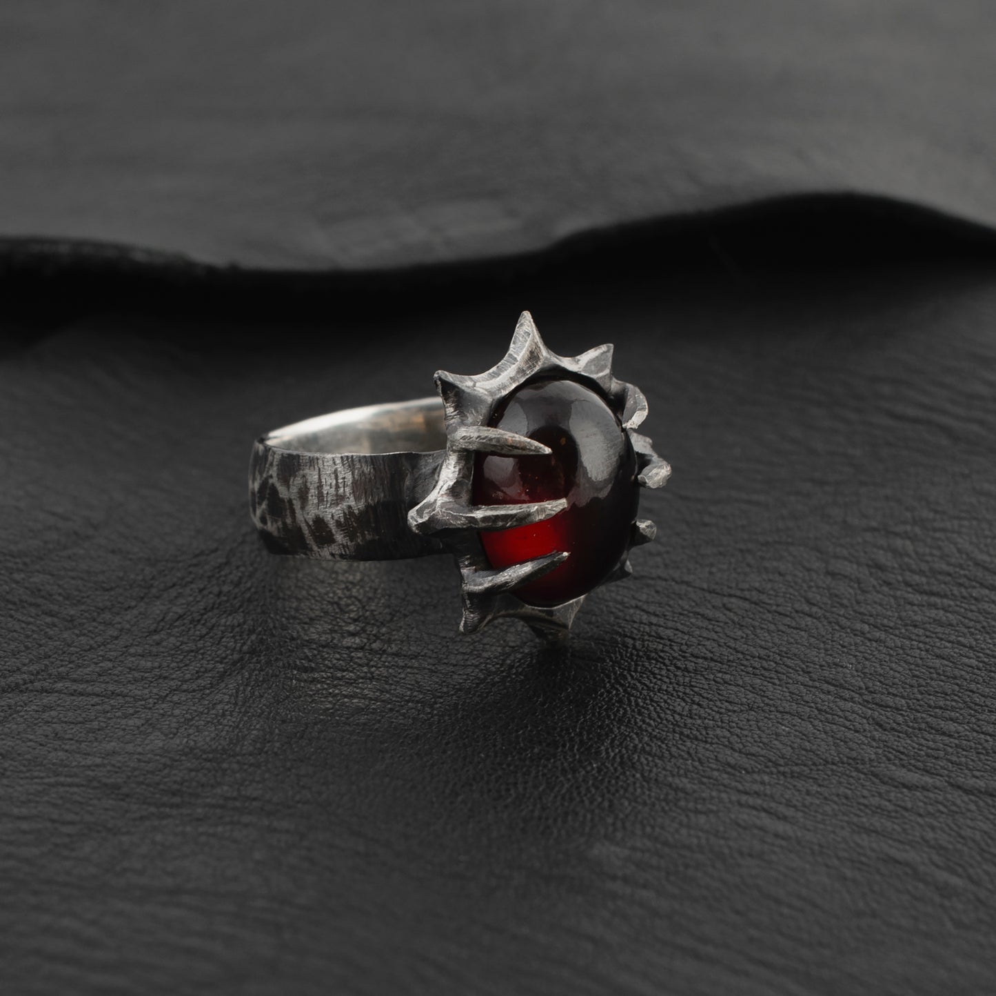 Anemnesis Ring // Garnet
