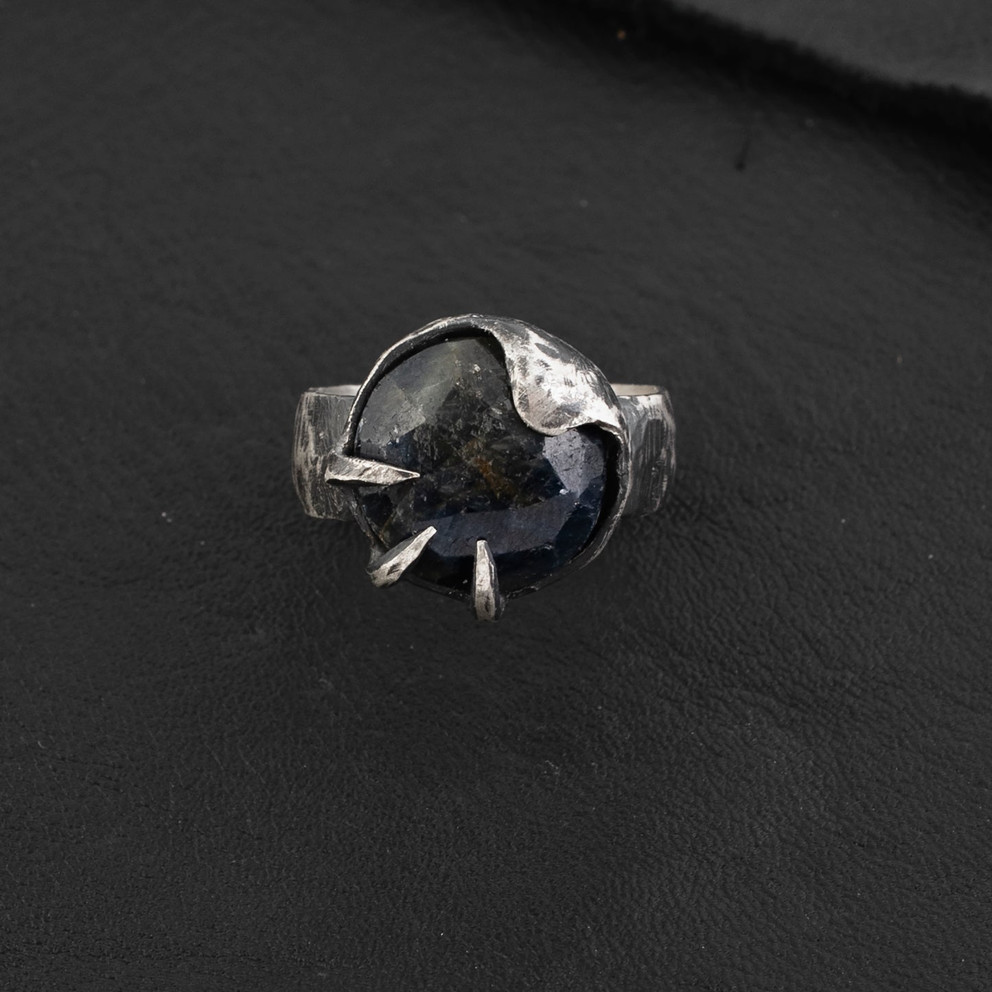 Metaxu Ring // Sapphire